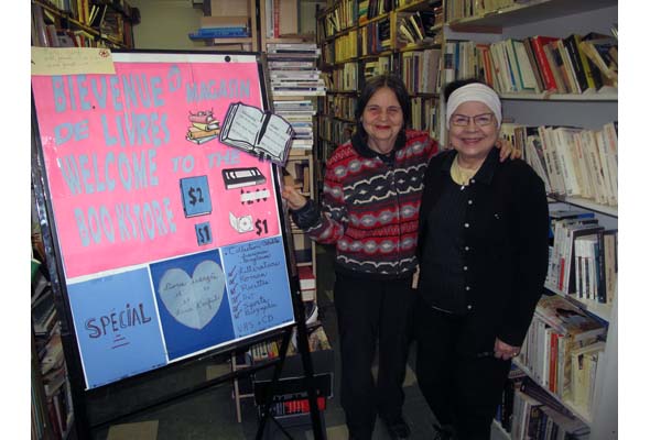 Volunteers Kea Sénécal (left) and Claudette Toutant at the Sun Youth Book Store. (Photo by Nicolas Carpentier)